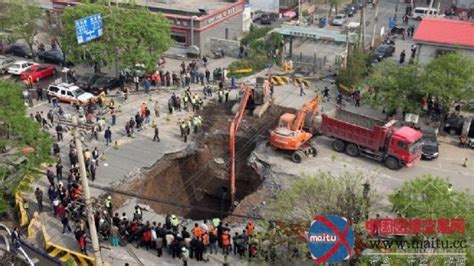 襄阳一路面塌陷，惊现25平米的大坑！|襄阳_新浪新闻