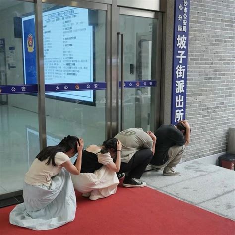 抱头蹲下表情包图片