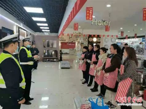 河南淇县交警：交通安全宣传进商场 -中国警察网