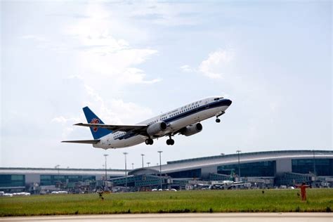 东航第二架国产C919大型客机从上海虹桥机场起飞。中新社记者 殷立勤 摄