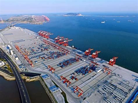全球最大自动化码头上海洋山深水港四期码头开港