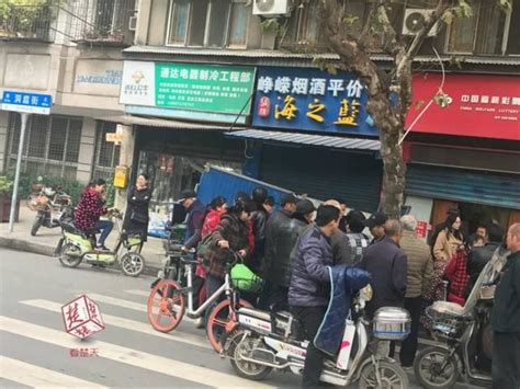武汉男子当街砸死两路人并袭警 被当场被击毙 （图）-金辉警用装备采购网