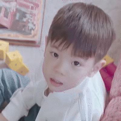 嗯哼哭表情包图片