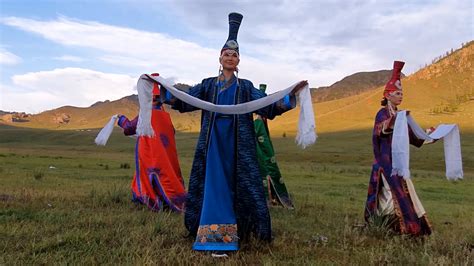 哈萨克族民族服装图片高清晰哪里可以看到？