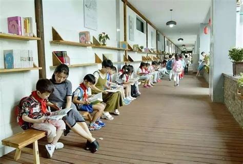 校园百米长廊变身“花香书房”，学生家长说，这儿是安静阅读等孩子放学的好地方