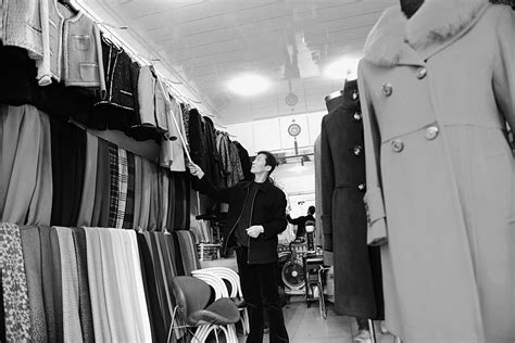 缝制衣物八十年代裁缝师缝纫机缝合布料摄影图配图高清摄影大图-千库网