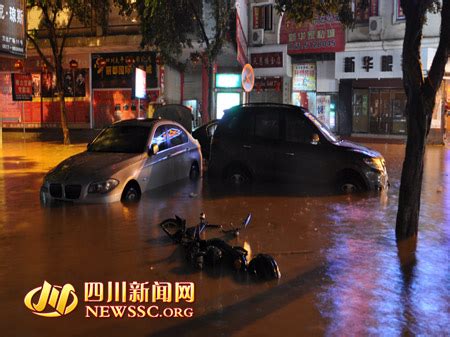 四川南充南部县突降暴雨 据称有近百辆汽车被淹_凤凰网