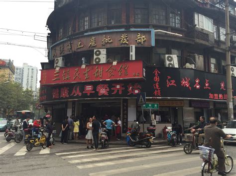 重出江湖的武汉美食街 现在什么样？__凤凰网