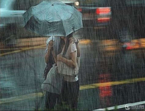 在街上撑伞的女性高清图片下载-正版图片501415430-摄图网