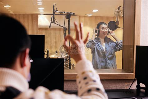 在录音棚唱歌的年轻女子高清摄影大图-千库网