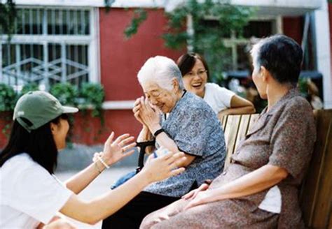 白峰：养老服务体系让老年人获得更尊重的关怀_上海养老