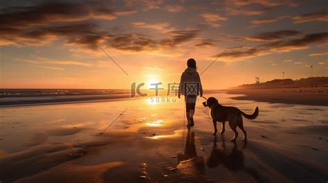 夕阳下，父母、孩子和狗在海边散步插画图片-千库网