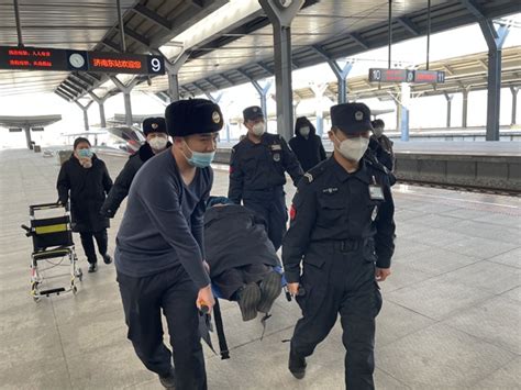 老人高铁列车上突发疾病 众人救助转危为安-新华网山东频道