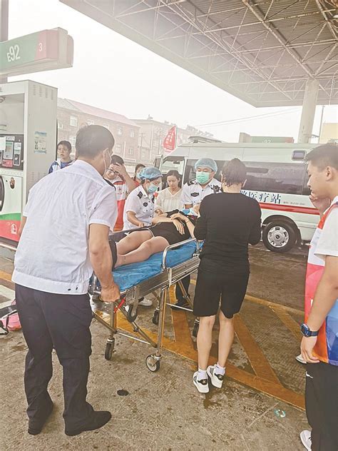 跌倒女子被送上救护车。受访者供图