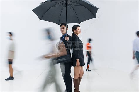 拿着雨伞的商务男女站在人群中高清图片下载-正版图片507657210-摄图网