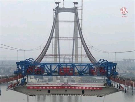 272吨！中国造世界最宽悬索桥首片钢箱梁架设成功_手机凤凰网