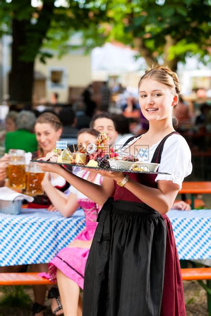 德国巴伐利亚的啤酒花园餐厅提供啤酒和小吃高清图片下载-正版图片503590384-摄图网