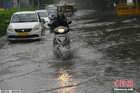 印度新德里暴雨淹街 民众涉水出行_新浪图片