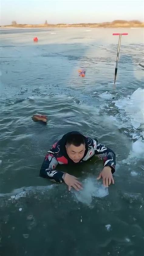 冬天落水如何自救？小伙掉入寒冷刺骨水里亲身示范，难道就不怕自己感冒吗_腾讯视频