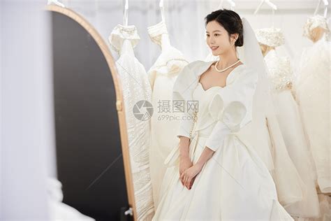 在婚纱店挑选婚纱的女性高清图片下载-正版图片502354325-摄图网