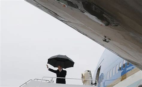 一把雨伞又把特朗普送上热搜：登机前不扔伞了，改由专人交接