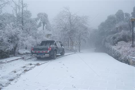 大雪覆盖的道路和抛锚的汽车高清图片下载-正版图片501174870-摄图网