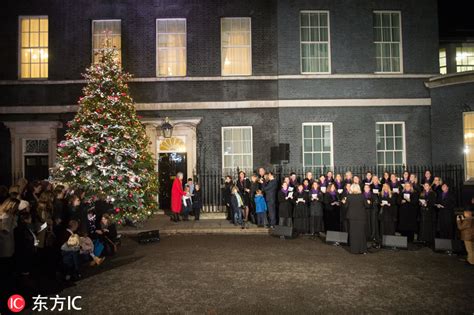 英国首相府点亮圣诞树 特蕾莎·梅邀小学生共同见证