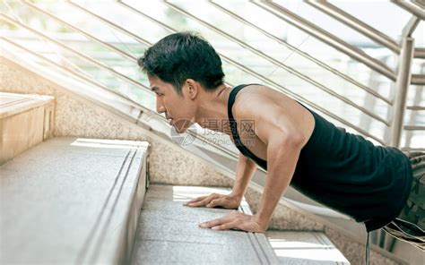 亚洲英俊健康壮男子通过推上户外楼梯锻炼运动和生活方式概念运动有氧力量正在做高清图片下载-正版图片307793135-摄图网
