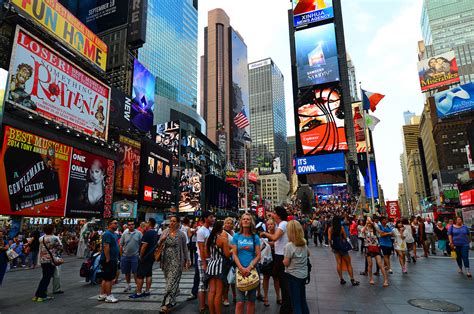 纽约时代广场——广场显示屏幕应用的经典-深圳市联森光电有限公司