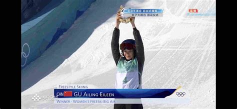 谷爱凌冬奥会再夺金牌后，和奶奶分享冠军荣誉，把金牌送给奶奶 - 知乎