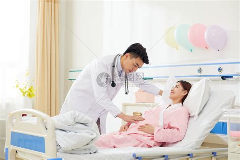 医院妇产科男医生给孕妇做身体检查高清图片下载-正版图片501694337-摄图网