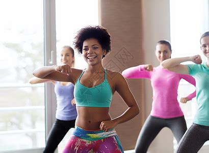 健身,运动,舞蹈健康的生活方式群微笑的人与教练健身房工作室跳舞高清图片下载-正版图片300615226-摄图网