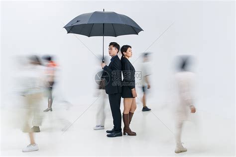 拿着雨伞的商务男女站在人群中高清图片下载-正版图片507657125-摄图网
