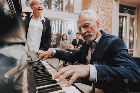老人。弹钢琴。养老院。微笑