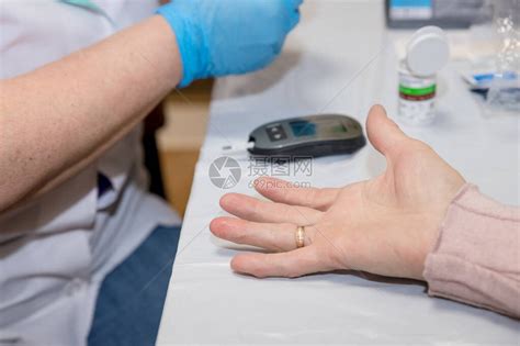 医生在刺手指抽一滴血之后高清图片下载-正版图片503701130-摄图网