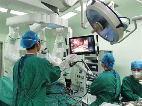 达芬奇手术机器人辅助完成肾部分切除术，26岁男青年成功保肾_手机新浪网