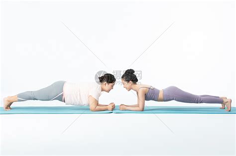 胖瘦姐妹一起做瑜伽高清图片下载-正版图片501411190-摄图网