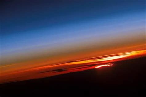 地球图片-太空日落时壮观的地球景色素材-高清图片-摄影照片-寻图免费打包下载