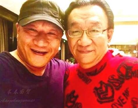 57岁歌手谢东近照曝光，参加商演卖力演唱，长相越来越像他爸爸_凤凰网