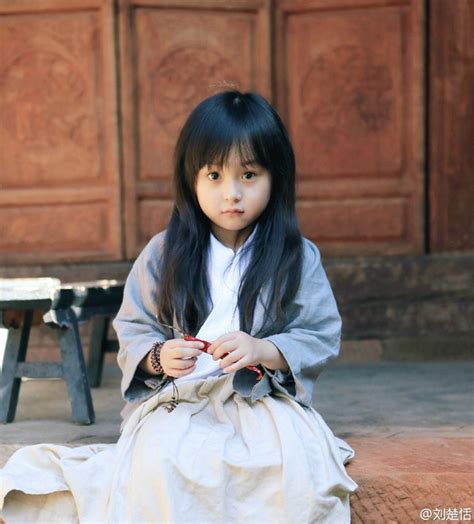 亚洲蓝色背景4岁到5岁小女孩的可爱表情高清图片下载-正版图片501922252-摄图网