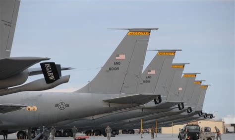 随时待命？美国空军KC-135加油机队集结 随时准备起飞