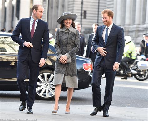 英国王室聚会 凯特王妃穿灰色大衣陪同威廉气质优雅_时讯_看看新闻