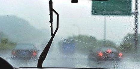 高速开车突然下起大雨怎么办？老司机教你三招，助你雨天安全驾驶