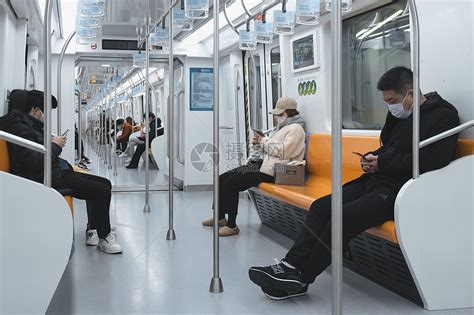 【媒体用图】2020.2.27上海地铁戴口罩出行的人高清图片下载-正版图片501563312-摄图网