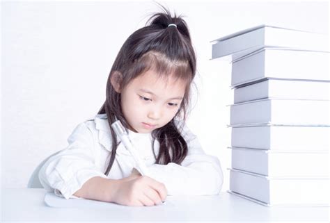 书桌课本旁写作业的小女孩,儿童婴儿,人物百态,摄影素材,汇图网www.huitu.com