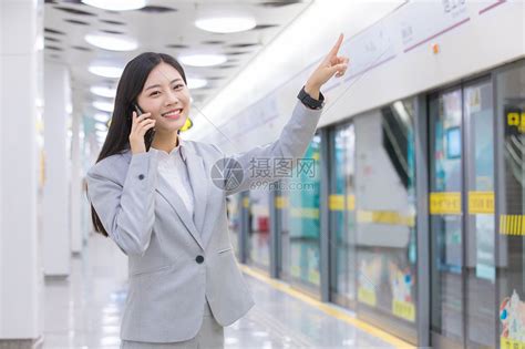 地铁站内打电话的商务女性高清图片下载-正版图片501645744-摄图网
