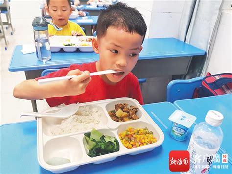 小学生在教室里吃午饭高清图片下载-正版图片507474887-摄图网