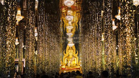 泰国乌泰他尼金光闪闪寺庙佛像高清图片下载-正版图片501719970-摄图网