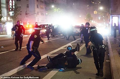 美国警察集体向示威者“屈膝致敬”？美媒：是祈祷_新闻中心_中国网