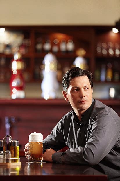 英俊的男酒保在酒吧里喝龙舌兰酒高清图片下载-正版图片503986199-摄图网